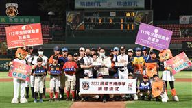 ▲統一獅捐贈球具給台南市學校，王鏡銘百中繼表揚。（圖／統一獅球團提供）