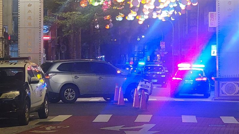 吃飯遇警匪對峙　他：車停在裡面…畫面曝