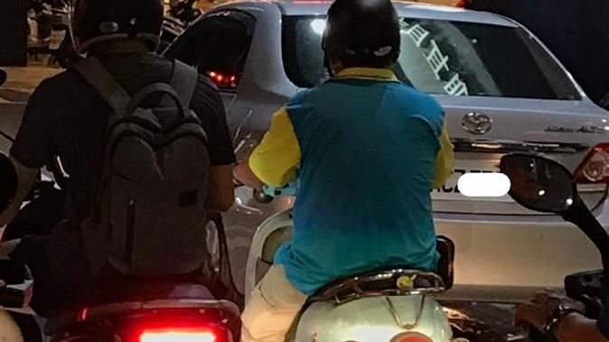阿伯電動車掛「門牌」！網：把家騎出門了