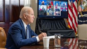 拜登透過視訊與G7領袖會談，聽取烏克蘭總統澤倫斯基的訴求。（圖／翻攝自President Joe Biden臉書）