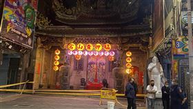 北市萬華槍擊案1員警3民眾中彈 槍手自戕身亡台北市萬華區19日晚間發生槍擊案，尋仇犯嫌先在漢口街開槍打傷2人，隨後逃至青山宮挾持人質和警方對峙，過程1警和1民眾槍傷，共4名傷者送醫，犯嫌釋放人質後，持槍自轟2槍身亡。中央社記者黃麗芸攝 111年10月20日