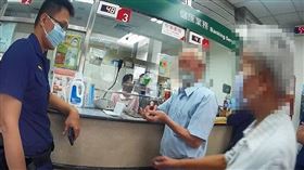 ▲83歲周姓老伯在網路認識「乾女兒」，積蓄差點遭到詐騙，警方勸不動，妻子現身喝斥才收手。（圖／翻攝照片）