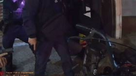 警方和邱國隆對峙畫面曝光。(圖／翻攝畫面)