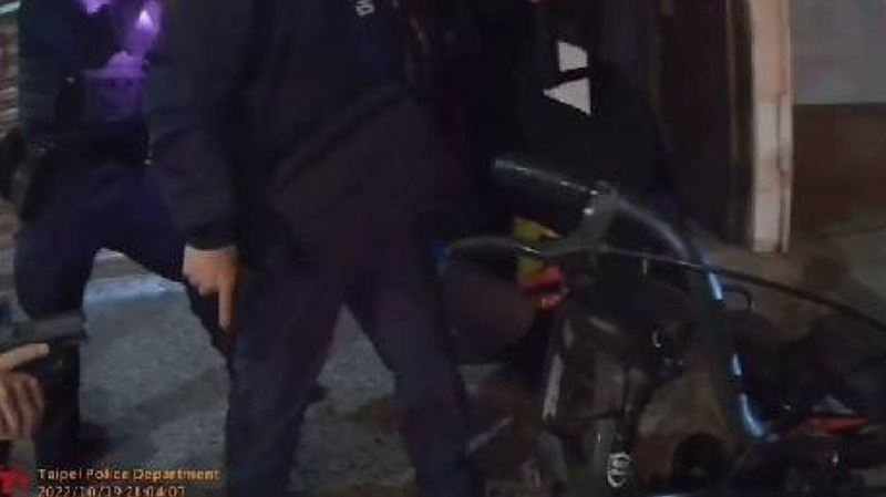 對峙畫面曝！邱國隆自轟　警大吼「不要」