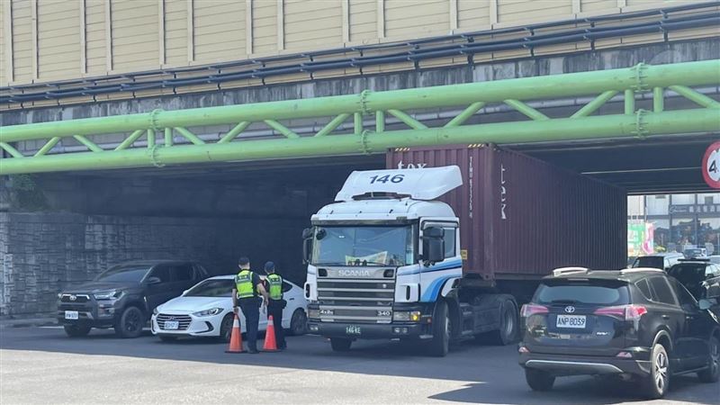 台南貨櫃車走涵洞左轉　遇防撞門架尷尬了