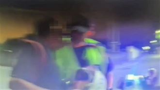 吹一下變親臉頰！警酒測遭「強吻」超傻眼