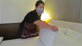 澎湖就業服務中心 媒合友善工作曾擔任餐飲助理的「阿麗」與領有輕度身障手冊的「阿吉」與「小傑」等人，勞動部澎湖就業中心透過「職場學習及再適應計畫」及「中高齡再就業」等協助，媒合至飯店擔任房務員工作。（澎湖就業服務中心）中央社 108年5月15日