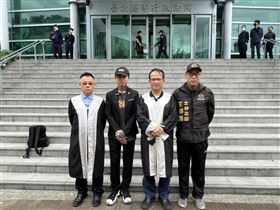 ▲謝和弦在律師陪同下，再度前往北高行提起抗告。（圖／翻攝畫面）