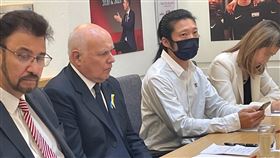 中國領事館暴力對待港人  英議員籲政府加強應對中國駐曼徹斯特總領事館16日發生和平抗議港人遭暴力相向事件，參與「對華政策跨國議會聯盟」的英國國會議員保守黨籍史密斯（左2）及工黨籍阿夫扎爾．汗（左1）19日與受害港人Bob Chan（右2）在倫敦召開記者會，呼籲政府對中方更強硬。中央社記者陳韻聿倫敦攝  111年10月20日