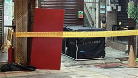 北市萬華槍戰疑幫派內鬨 犯嫌自戕共1死4傷台北市萬華區19日晚間發生兩起槍擊案，犯嫌萬國幫成員邱國隆疑因幫派內鬨問題，陸續在漢口街二段和貴陽街開槍打傷3人1警，隨後挾持4人和警方對峙，於晚間9時許自戕送醫後不治身亡。中央社記者黃麗芸攝 111年10月20日