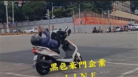 台中機車騎士將車停在沙鹿路口機車待轉區，平躺滑手機。（圖／翻攝臉書黑色豪門企業）