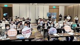 高雄市政府都發局於2022年10月19日舉辦「高雄市岡山區岡山段82-2地號等10筆土地及陽明段409地號等4筆土地都市更新事業公開徵求實施者案」招商座談會(圖/高雄市政府)
