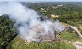 要臭三天！苗栗垃圾掩埋場起火、山頭冒煙　居民怨：受不了