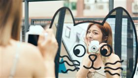 重量僅229公克的ZV-1F讓創作者可以隨時隨處攜帶。（圖／台灣索尼提供）