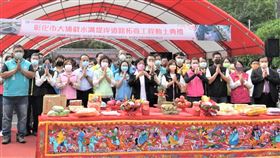 彰化大埔截水溝堤岸道路拓寬動土彰化市民期盼數十年，大埔截水溝堤岸道路拓寬20日舉行動土典禮，彰化縣長王惠美（中間舉香者）等人出席。（彰化縣政府提供）中央社記者蕭博陽彰化縣傳真  111年10月20日