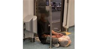 火車,地板,阿伯,工人,區間車(翻攝自 Dcard)