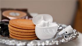 OPPO Enco Buds2和金格格芙蕾薄餅以同樣都是圓形的外表。（圖／品牌提供）