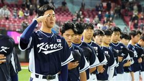 ▲U23韓國隊賽前國歌儀式，尚武服役的李祥榮行軍禮。（圖／中華棒協提供）