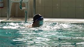 防疫小尖兵,游泳,危險,口罩,面罩,蛙式,堅持,執著