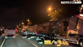 國道一號北上66K平鎮交流道附近驚傳5部大貨車追撞事故。（圖／翻攝畫面）