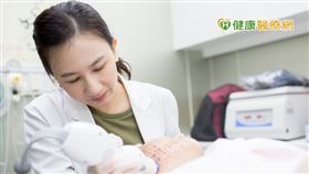 擁有多年資歷的醫美診所院長沈若蘭為愛美人士施做療程，若單一療程已無法改善老化問題，建議可由專業醫師做客製規劃。