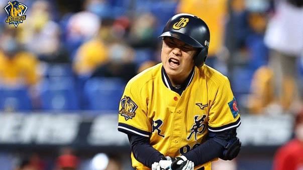 痛！江坤宇手腕遭球吻送醫　下戰出賽成疑