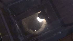 老房子傳呻吟！房客爆色鬼偷看洗澡　女房東一查驚「底下藏妓院古井」