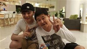 賀一航（右）2019年大腸癌逝。（圖／翻攝自曾治豪臉書）