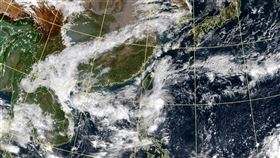 熱帶性低氣壓TD26環境條件佳，氣象局預估到了南海後有機會增強為颱風「奈格」。（圖／翻攝自氣象局）