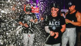 ▲洋基晉級後的香檳慶功宴只進行20分鐘，就趕往休士頓備戰美聯冠軍賽，首戰吞17K不敵太空人。（圖／翻攝自洋基推特）