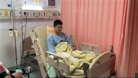 龍山派出所27歲員警王友廷右大腿中彈，首度受訪還原當時情況，透露父親也是台南的警察，從小就知道警察的工作很辛苦，當下並沒有想太多，只想盡快營救人質。（圖／記者李依璇翻攝）