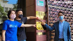 ▲台北市議員王鴻薇(中)與國民黨文傳會副主委練鴻慶等人赴台北地檢署，告發竹科管理局圖利。（圖／記者楊佩琪攝）
