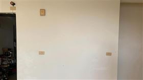 惡房東，牆壁殘膠，扣押金，刁難 ,漲房租(圖／翻攝自爆料公社)