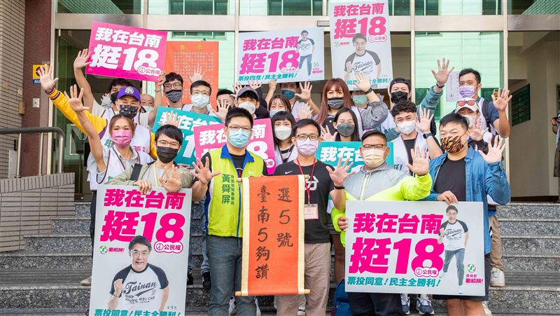 青農代抽號次！黃偉哲「超年輕」海報曝光