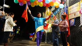 羅維銘高舉國旗 第2度完成5000公里超馬台灣超馬好手羅維銘20日高舉國旗衝線，生涯第2度完成紐約超越自我3100英里（近5000公里）挑戰賽，成績比上屆快將近兩天。中央社記者尹俊傑紐約攝 111年10月21日。