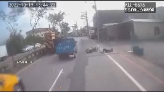 碰瓷？機車緊貼貨車「慢動作摔倒」全都錄