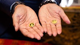 雲林北港武德宮兔年錢幣亮相，加碼300枚金幣紅包。林安樂。張麗善。（圖／翻攝武德宮臉書）