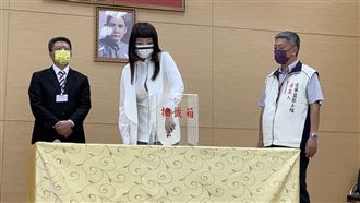 正妹議員候選人現身抽籤！超兇襯衫網嗨翻