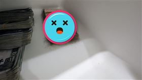 原PO發現放在冰箱的百元鈔票長黑色毛毛。（圖／翻攝自爆廢公社公開版臉書社團）