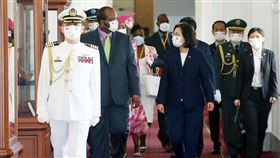 蔡總統會晤非洲友邦史瓦帝尼國王非洲友邦史瓦帝尼國王恩史瓦帝三世（King Mswati III）率團來台進行國是訪問，總統蔡英文（2排右）21日在總統府與恩史瓦帝三世（2排左）進行雙邊會晤，盼讓兩國合作更加密切、兩國邦誼更為堅韌。中央社記者郭日曉攝  111年10月21日