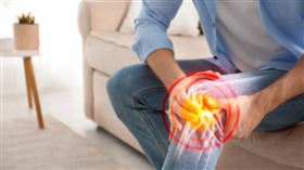 人體骨質的高峰期約在三十歲左右，此後即開始每年逐漸流失。由於骨質疏鬆症並無明顯徵兆，常見為年紀增長之後發生駝背、變矮四公分以上（與年輕時相比）、經常下背疼痛等症狀。停經後婦女因失去荷爾蒙保護，骨質流失速度更快。