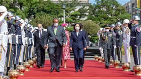 10/21蔡英文以隆重軍禮歡迎史瓦帝尼王國國王恩史瓦帝三世（King Mswati Ⅲ）（圖／總統府提供）
