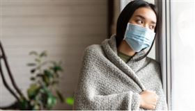 中國醫藥大學附設醫院感染管制中心副院長黃高彬醫師受訪指出，免疫不佳、高風險族群應盡快施打流感疫苗，避免雙疫夾擊造成「免疫負債」反撲。流感造成「全身性症狀」較明顯，以發燒、全身痠痛、頭暈、無力、倦怠為主要症狀表現。感染後2-5天症狀會相對明顯，急性期一過身體不適感即有明顯改善。另外，流感也容易引發如肺炎、中耳炎、鼻竇炎等併發症。