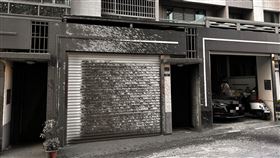 沙鹿，工地，水泥車壓管爆管，水泥漿噴濺，住戶1到3樓，水泥沾黏，(圖／翻攝自沙鹿之美臉書)