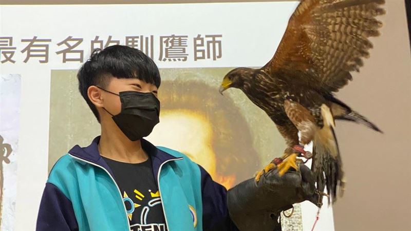 猛禽巡迴進校園！碧華國中4百師生嗨翻