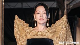 小S徐熙娣帶著節目助理保鏢許得瑋，以及派翠克一同走上紅毯。（圖／記者邱榮吉、楊澍攝影）