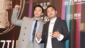 ▲《綜藝玩很大》拿下「最具人氣綜藝節目獎」，坤達和KID情緒激動。（圖／記者邱榮吉、楊澍攝影）