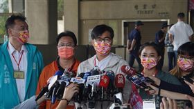 高雄市長選舉號次抽籤  陳其邁接受媒體聯訪九合一大選將至，21日舉行高雄市長參選人號次抽籤，爭取連任的高雄市長陳其邁（中）抽到4號，並接受媒體聯訪。中央社記者董俊志攝  111年10月21日