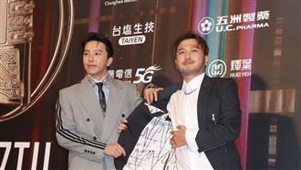 玩很大得金鐘人氣獎　KID曝外套裡有小鬼