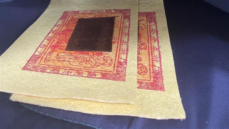 女童書包塞紙錢「爸爸說給我買糖」師嚇壞